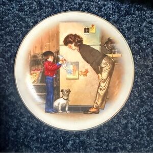 Avon Special Memories 1985 Family Scene Decorative Plate